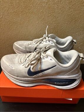 Nike Light Beige Running Sneakers with Navy Swoosh